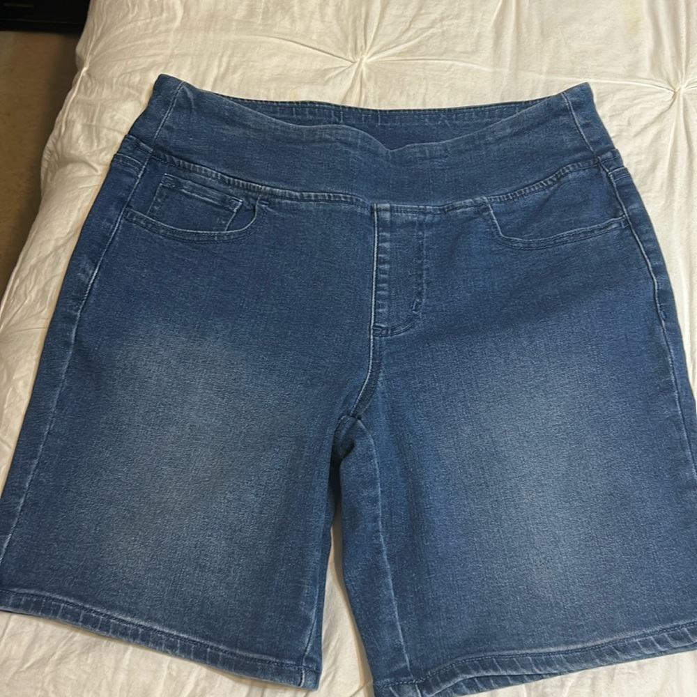 Belle/Kim Gravel pull on stretchy jean shorts size 6.